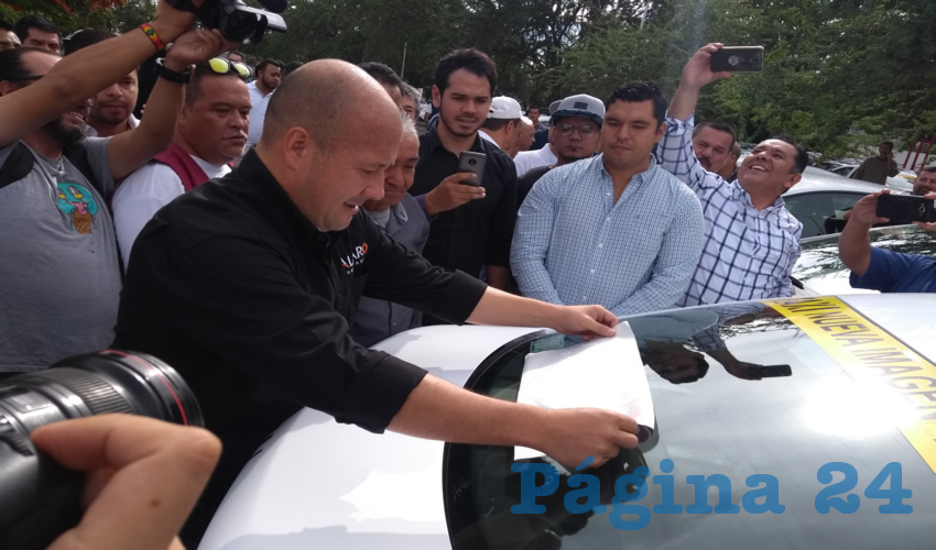 Enrique Alfaro, candidato a gobernador por Movimiento Ciudadano, prometió ante taxistas independientes que revisará las 14 mil concesiones dadas a trabajadores del volante, y que con el dinero de los trámites hechos por taxistas creará una “escuela de educación vial”/Foto: Francisco Andalón López