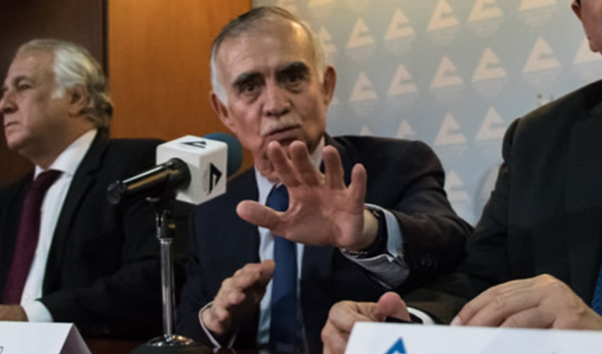 Ciudad de México.- Alfonso Romo, propuesto como Jefe de la Oficina de la Presidencia, acompañado de Miguel Torruco, posible Secretario de Turismo del virtual gobierno del candidato a la presidencia de la república Andrés Manuel López Obrador, ofrecieron una conferencia a los medios de comunicación en conjunto con la Confederación de Cámaras Nacionales de Comercio, Servicios y Turismo (Concanaco-Servytur) encabezados por su presidente, José Manuel López Campos y en la cual dieron pormenores de la reunión que sostuvieron el equipo de transición del proximo gobierno de la república. (Foto: Misael Valtierra/Cuartoscuro)