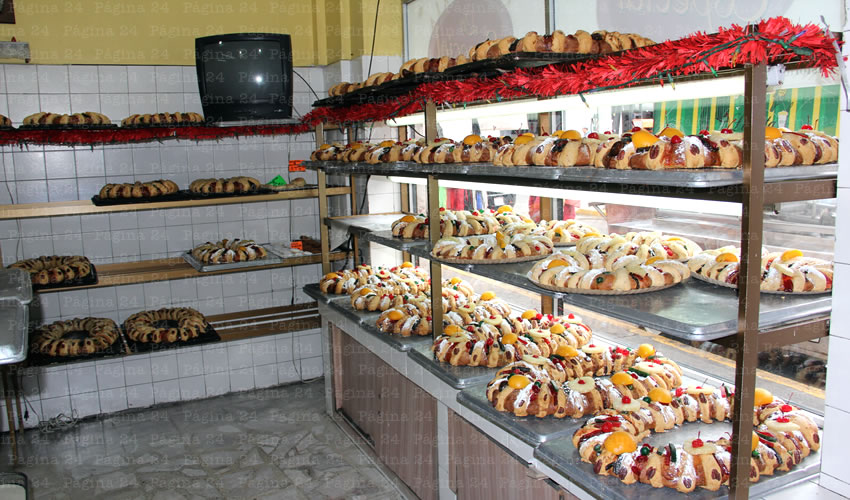 De acuerdo a algunos comercios consultados, entre panaderías, tiendas como Walmart, y hasta cafeterías o restaurantes que armaron su propia versión de rosca de reyes, los costos oscilaron entre los 200 y 400 pesos. Algunas más baratas o caras que esto, dependiendo el relleno, el tamaño y hasta el número de monitos