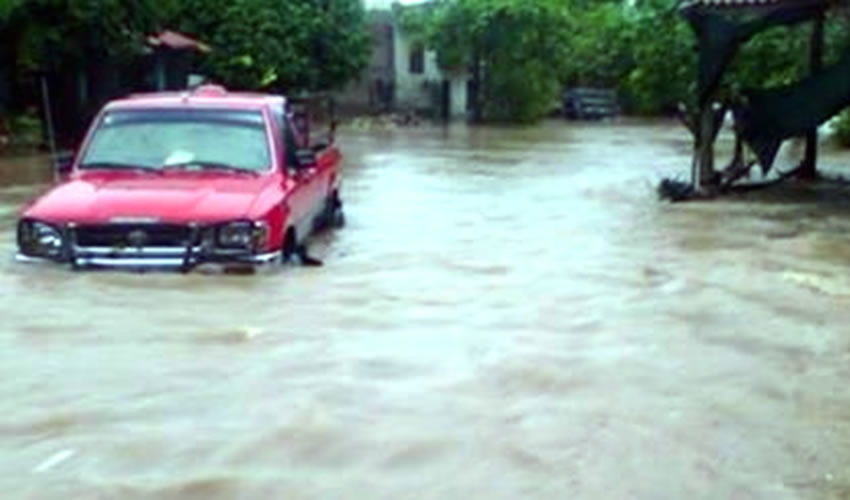 “Es que se pone horrible, es una cosa impactante que no puedes pasar, y lo peor del caso es que se ha puesto el agua tan fuerte que se han llevado hasta autos, ya se ha muerto gente, entonces sí estamos pues con miedo cada que va a llover, pero qué hacemos, ni modo de irnos, aquí están nuestras casas”, dijo una de las vecinas entrevistadas