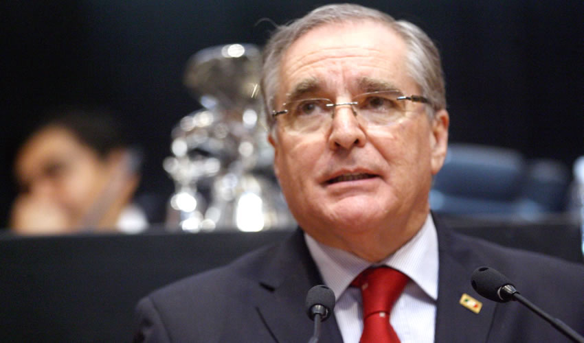 El senador Miguel Romo Medina en la tribuna del Senado
