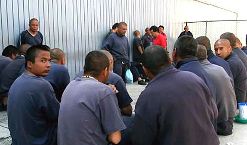 Hace días se dio a conocer que internos en los talleres de Injalreso fabricaban estos insumos, probablemente sin la certificación de la Cofepris, de cara a los 34 contagios confirmados por COVID-19 que se han registrado en el Reclusorio Preventivo del estado de Jalisco