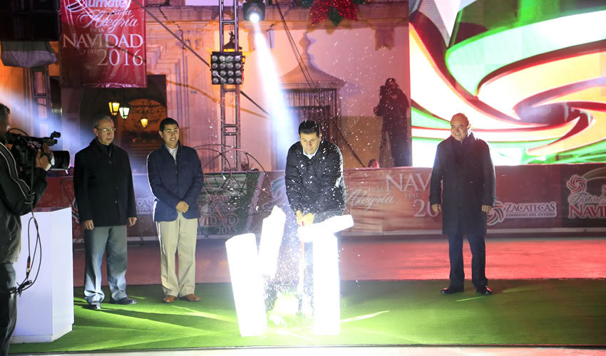 Con la cuenta regresiva y en el marco del encendido del alumbrado navideño en la Alameda y Jardín Independencia, el Gobernador Miguel Alonso Reyes inauguró la Pista de Hielo de Plaza de Armas, por sexto año consecutivo