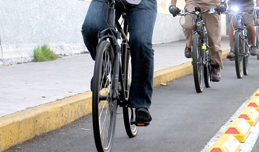 No existe una disposición que obligue a los ciclistas a portar el equipo indispensable para su protección