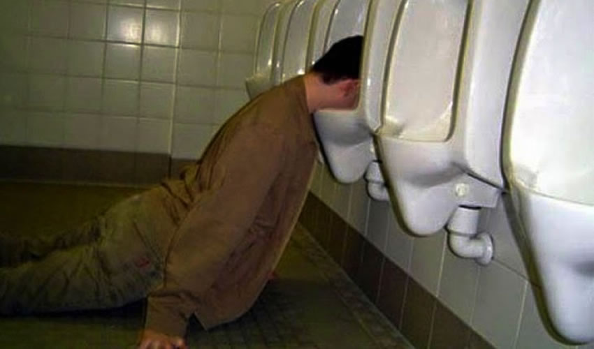 Pensamos en el alcohol como en una pócima que saca lo peor de nosotros mismos: nos hace insoportables, impertinentes, violentos, nos pone sensibles, alicaídos, efusivos, excitados. No importa, sea lo que sea que nos haga nos convierte en Otro/Foto: Cortesía