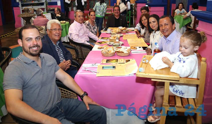 En La Saturnina almorzaron los funcionarios de Gobierno del Estado, Jorge Dur&aacute;n Romo, Jes&uacute;s Garc&iacute;a Campos, Guillermo Sa&uacute;l, Pilar Garza, Carlos Lozano de la Torre, gobernador del Estado de Aguascalientes; Miguel &Aacute;ngel Romero, Patricia Ram&iacute;rez, Araceli Gonz&aacute;lez, H&eacute;ctor Gonz&aacute;lez y la ni&ntilde;a Mar&iacute;a Dur&aacute;n, hija de Jorge Dur&aacute;n Romo
