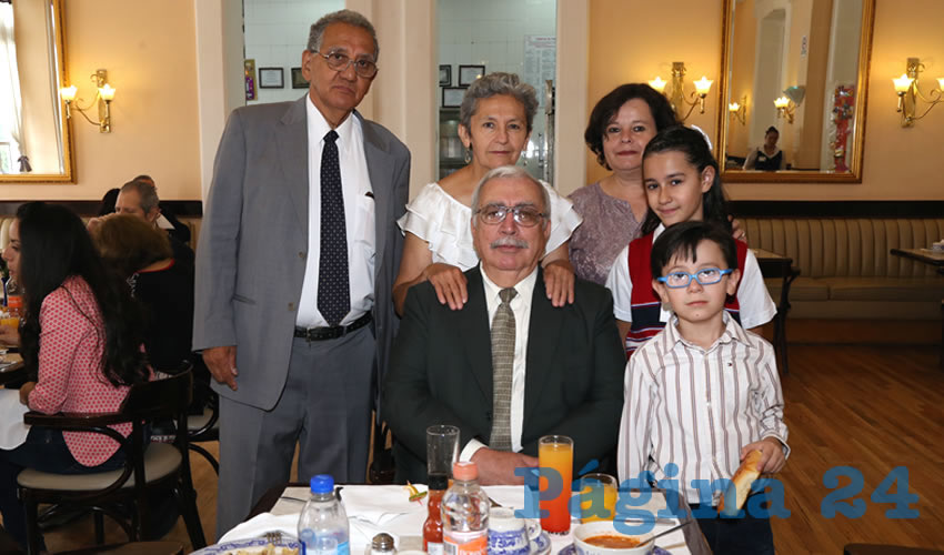 En Sanborns Francia compartieron el pan y la sal Joaqu&iacute;n de la Garza, Olga Rodr&iacute;guez, su esposo Salvador Gayt&aacute;n Rangel, delegado estatal de la Conagua; Ver&oacute;nica Hern&aacute;ndez Guzm&aacute;n, Grace Estefan&iacute;a de la Garza Hern&aacute;ndez y Francisco Oliver de la Garza Hern&aacute;ndez