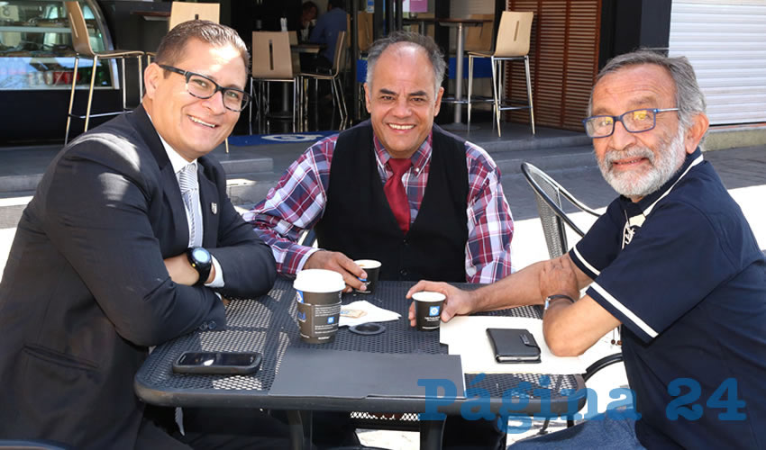 En Caf&eacute; Punta del Cielo departieron Ricardo Serrano Rangel, profesor de la Universidad Panamericana; Eugenio Herrera Nu&ntilde;o y Enrique Rodr&iacute;guez Varela, catedr&aacute;tico de la UAA