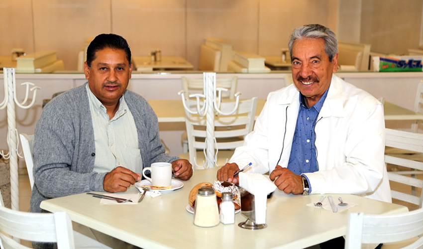 En el restaurante Del Centro compartieron el pan y la sal Gustavo Olvera Balderas y el profesor Trino Ruvalcaba L&oacute;pez