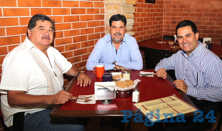 En Las Antorchas almorzaron el profesor Rogelio Quiroz Castillo, Luis Enrique Estrada Lu&eacute;vano, ex delegado estatal del partido Movimiento Ciudadano (MC); y &Oacute;scar Ramos