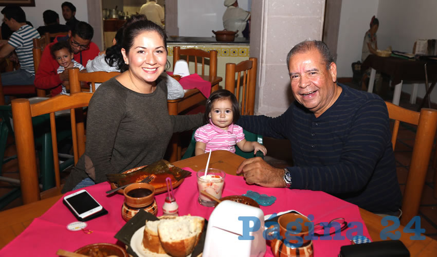 En La Mestiza compartieron el pan y la sal Eva Castrej&oacute;n Chong, su hija Sara Gonz&aacute;lez Castrej&oacute;n y su pareja Alfredo Gonz&aacute;lez Gonz&aacute;lez, l&iacute;der de la Federaci&oacute;n de Trabajadores de Aguascalientes (FTA)