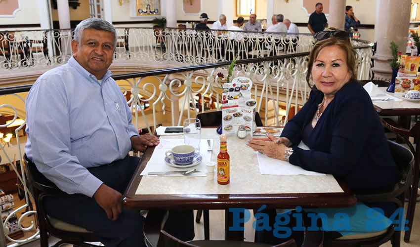 Gilberto Carlos Ornelas y Blanca D&iacute;az de Le&oacute;n Esqueda departieron en Sanborns Francia