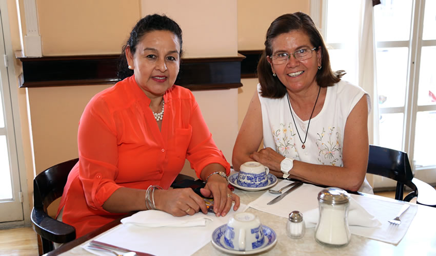 En Sanborns Francia almorzaron Albina Borja C&aacute;rdenas y Mar&iacute;a del Refugio L&oacute;pez, s&iacute;ndica de Hacienda