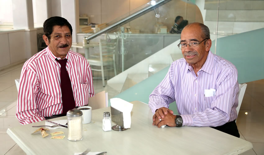 En el restaurante Del Centro desayunaron Refugio Mar&iacute;n Ruiz, presidente de la CROC, y Rafael Ortega Rivera