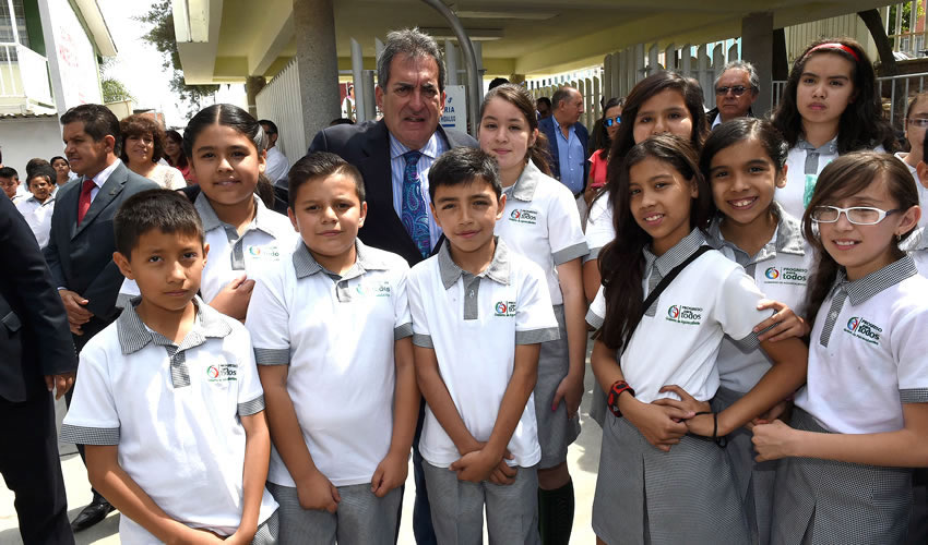 Una vez entregados los uniformes del ciclo escolar 2016-2017, este Gobierno habr&aacute; invertido un total de 240 millones de pesos en este programa