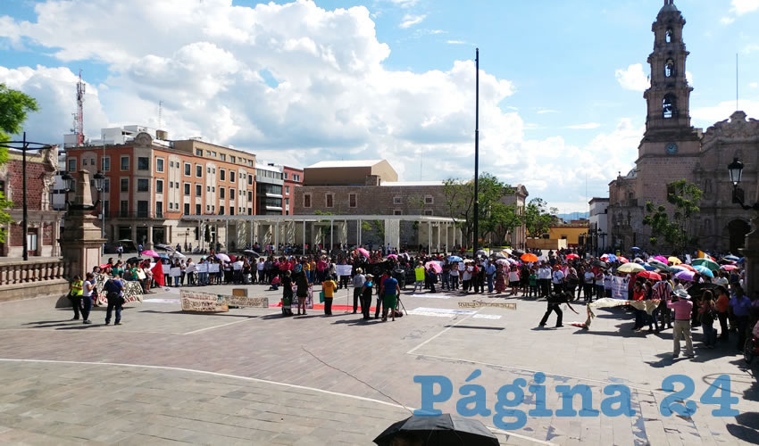 A la convocatoria emitida por estudiantes universitarios y normalistas del estado, se dieron cita decenas de asistentes