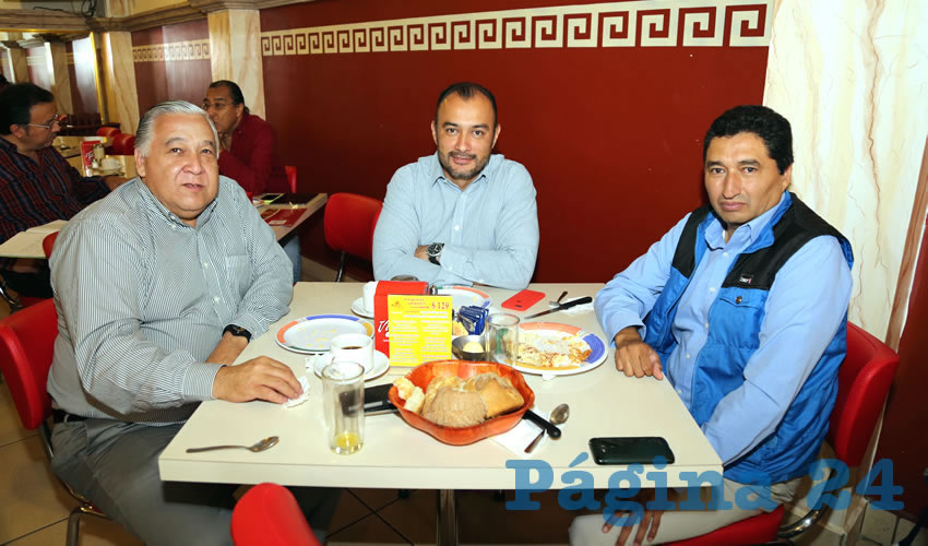 En el restaurante Mitla almorzaron el arquitecto Jos&eacute; Luis Romero Rivera, presidente del Colegio de Arquitectos; Enrique Peralta Plancarte, titular de la Secretar&iacute;a de Desarrollo Urbano Municipal; y Miguel &Aacute;ngel Huizar Botello, presidente del Colegio de Ingenieros Civiles