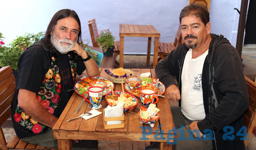 Jos&eacute; Tomas Gonz&aacute;lez y Humberto Hern&aacute;ndez Padilla, maestros de Artes Pl&aacute;sticas, compartieron el pan y la sal en el restaurante Sin Tantita Pena