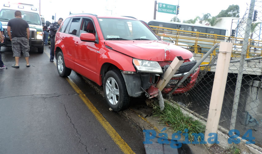 La camioneta Suzuki estuvo a punto de caer en el paso a desnivel