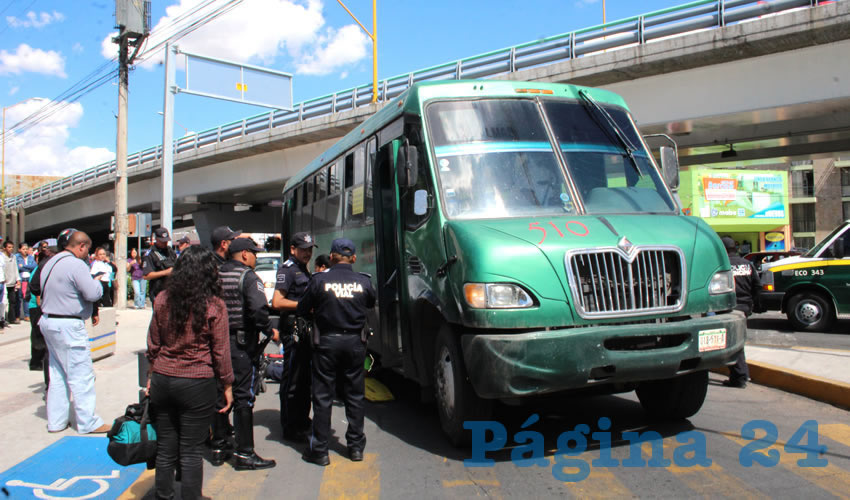 El camión urbano 510, que manejaba Luis Flores Ríos, detenido en la esquina de Primer Anillo y José María Chávez