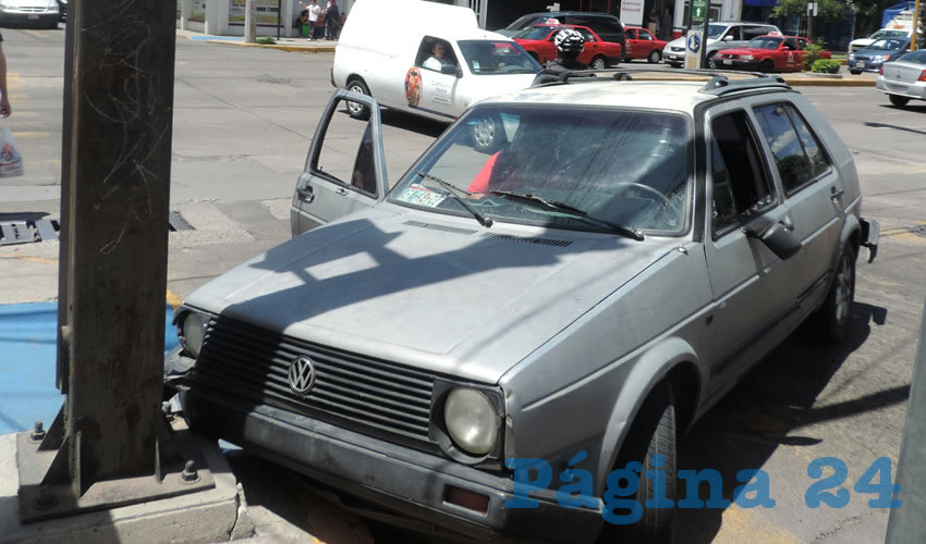 El Volkswagen Golf termin&oacute; estrell&aacute;ndose contra la base de concreto del poste met&aacute;lico del sem&aacute;foro