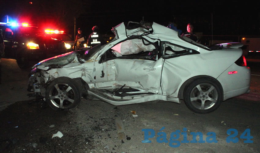 El automóvil Pontiac G4 blanco quedó listo para la chatarra