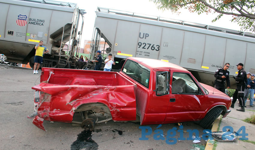 La unidad Chevrolet S-10 roja perdi&oacute; una de sus ruedas