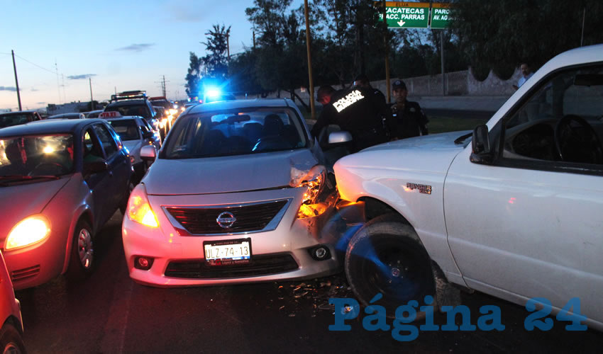 La camioneta Ford Ragen terminó colisionando contra el automóvil Nissan Versa