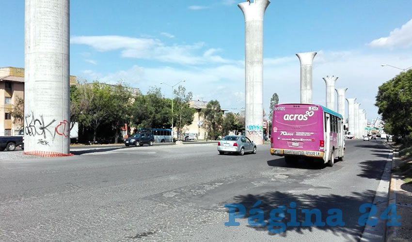 En cualquier punto de la ciudad las obras de la línea 3 enloquecen el tráfico de la metrópoli; la zona de avenida Juan Gil Preciado no está exenta, sobre todo a temprana hora. Después de las 9:30 horas se percibe una relativa tranquilidad en la zona/Fotos: Rafael Hernández Guízar 