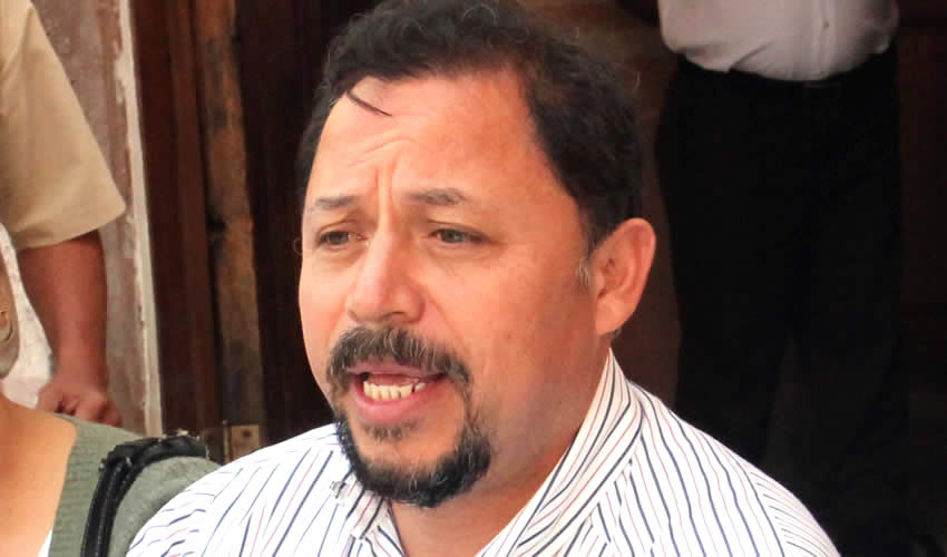 Alejandro Rivera Nieto: “En Ojocaliente después de un mes 22 días de estar manifestándonos afuera de la presidencia se reciben ya amenazas por parte del presidente municipal, Iván Husain Vitar Soto, por medio de personas ajenas a la alcaldía”