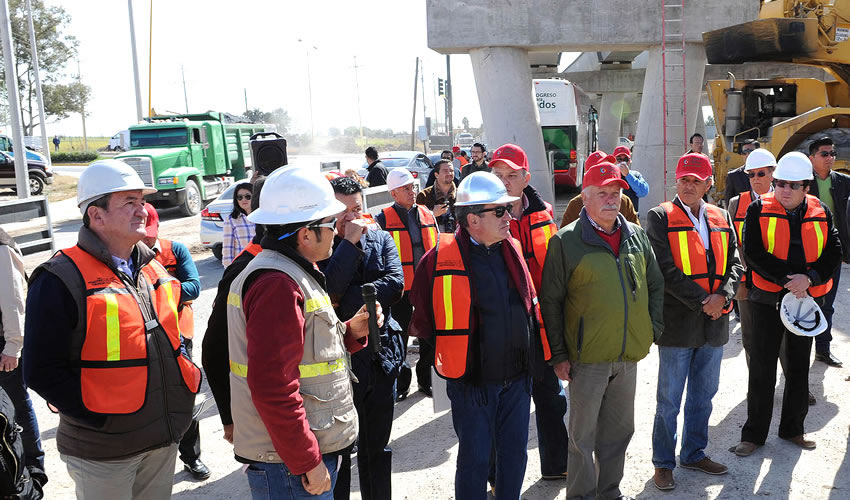 El Gobierno Federal y Estatal han invertido más de mil millones de pesos para lograr la construcción de quince pasos a desnivel para dar respuesta a los retos urbanos