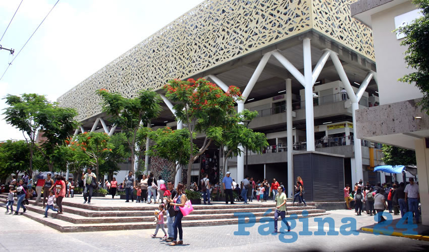 Si bien el alcalde tapatío Enrirque Alfaro se comprometió a “revisar y dar solución temporal” a las inundaciones y filtraciones en el flamante mercado, locatarios y clientes regulares del lugar temen que las cosas sigan igual y empeoren, pues antes fue prioridad para el mandatario aprobar la licitación para los locales más rentables del lugar/Fotos: Francisco Tapia 
