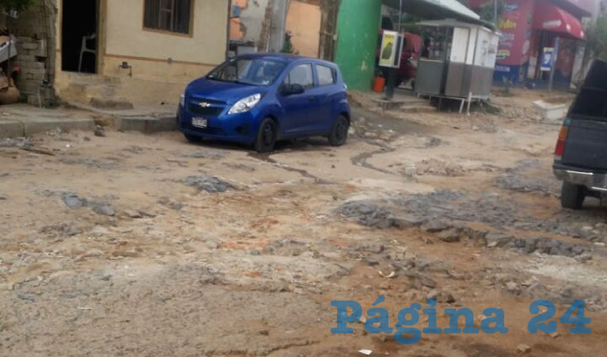 Hace 22 días inició la obra con el retiro del empedrado en la calle Guadalajara, comenzaron a abrirla para supuestamente “mejorarla”, pero a menos de una semana, los obreros abandonaron los trabajos. Desde entonces, las inundaciones en el sitio han sido constantes/Fotos: Rafael Hernández Guízar 