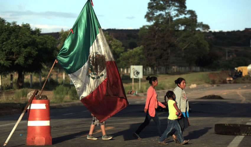 Contra la versión difundida durante la semana pasada por el titular de la Secretaría de Desarrollo Social, José Antonio Meade, de que hay desabasto en Oaxaca medios de comunicación observaron que los llamados bloqueos si acaso retienen algunas horas a los transportes de carga, pero luego los dejan circular/Foto: Cortesía