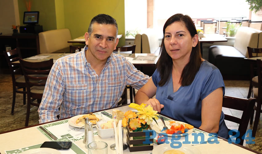 En el restaurante La Rueda del Hotel Quality Inn compartieron el pan y la sal Daniel Bastidas Arredondo y Mar&iacute;a Luisa Herrera Gonz&aacute;lez