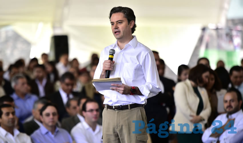 En uno de los eventos a los que asistió en Jalisco, Aurelio Nuño fue recibido por profesores que le gritaron consignas como: “Los maestros y este puño tumbarán a Aurelio Nuño”, “Va a caer, va a caer, la reforma va a caer”, “¡Asesino!”, “Diálogo, diálogo”, a lo que el funcionario respondió: “Les agradezco mucho el que estén aquí, el que hayan expresado sus comentarios, gracias, gracias señores maestros”/Foto: Cuartoscuro