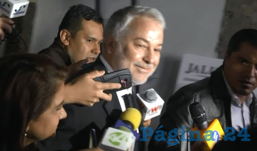 Al tratar de entrevistarlo sobre las denuncias que pesan en contra de su administración o los señalamientos de traición por parte del PAN, el ex gobernador Emilio González evadió toda pregunta, argumentando que su presencia era para recordar al ex gobernador fallecido; ante la insistencia respondió: “Cómo son insistentes”, para alejarse de la prensa/Foto: Cortesía 
