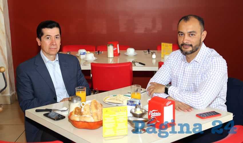 En el restaurante Mitla compartieron el pan y la sal &Oacute;scar Alejandro Basurto Caro, delegado de la PGR en Aguascalientes y C&eacute;sar Enrique Peralta Plancarte, titular de la Secretar&iacute;a de Desarrollo Urbano del Municipio de Aguascalientes (Sedum)