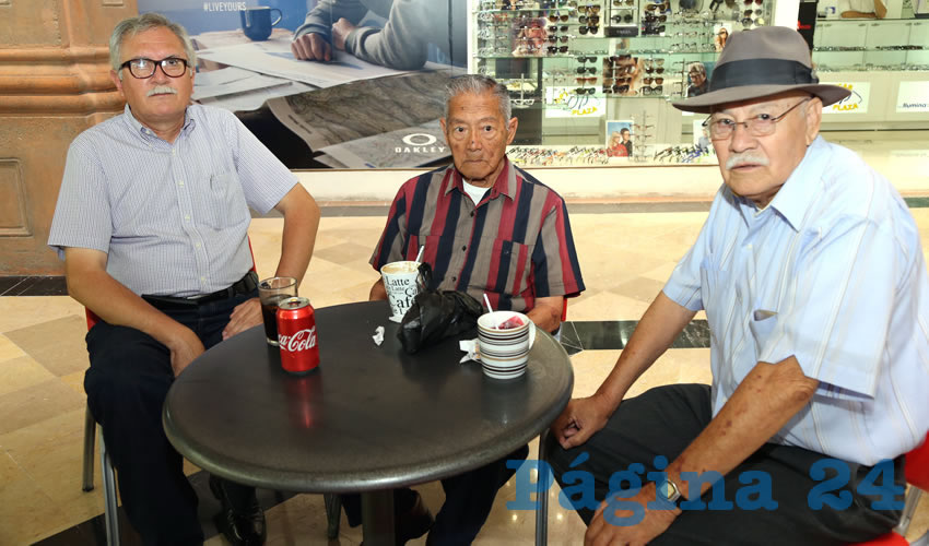 En Cafeter&iacute;a La Calesa departieron Juan Carlos Guti&eacute;rrez, el ingeniero Francisco Vargas y Juan Manuel El&iacute;as