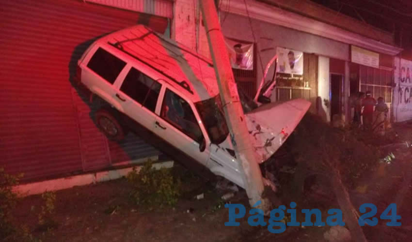 La camioneta Cherokee terminó en posición vertical, sobre su parte frontal