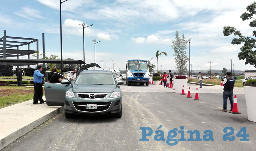 A veces pasan cada cinco minutos, pero a veces el camión puede tardar hasta 40 minutos en llegar; y este es el menor de los problemas que padecen alumnos y usuarios del transporte público que va a CUTonalá; exigen a la Semov que ponga orden/Foto: Francisco Andalón López  
