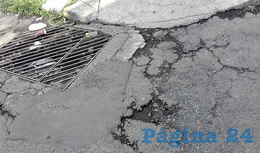 Al recorrer la zona, se apreciaron las pésimas condiciones de las calles: baches, baches y más hoyancos se observan dispersos en cada calle de este barrio