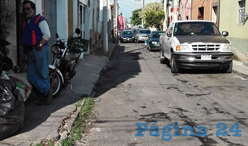 Muros rayoneados y automotores sin espejos, baterías o llantas es lo que se encuentran los vecinos del barrio de Mezquitán, pues las autoridades no brindan espacios recreativos a los jóvenes, para que no se integren a la delincuencia/Fotos: Rafael Hernández Guízar 