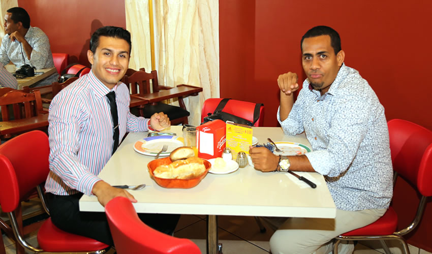 En el restaurante Mitla almorzaron Roberto Ahumada Vald&eacute;s, empleado municipal, y Gilberto S&aacute;nchez, reportero