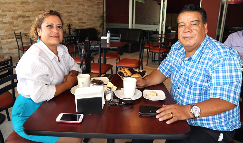 En el restaurante Bocata Terrace estuvieron Mar&iacute;a Guadalupe Escalante &Aacute;vila y Francisco Flores Flores, coordinador estatal de Cimientos del Magisterio