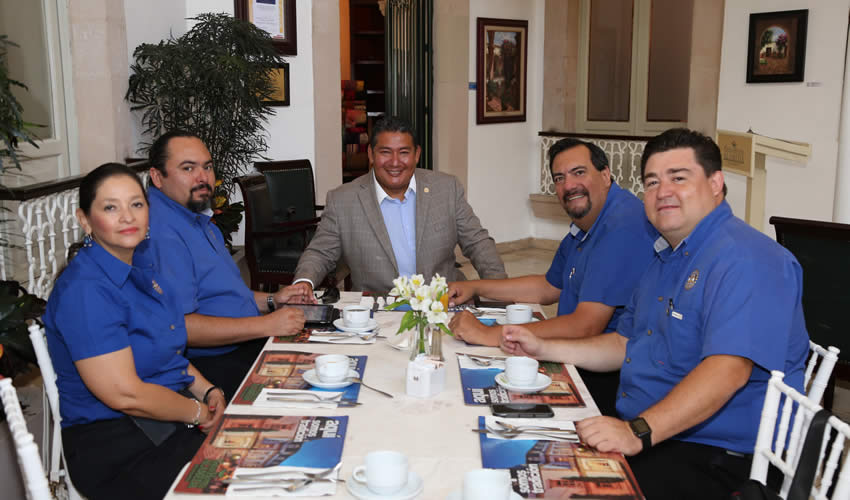 En el restaurante del Hotel Gran Alameda compartieron el pan y la sal Norma Herlinda Aguilar Fr&iacute;as, Carlos Herrera Navarro, C&eacute;sar Amado Cervantes Mena, V&iacute;ctor Manuel P&eacute;rez Duarte y Guillermo Medina Montejo, del Club de Rotarios de Aguascalientes 