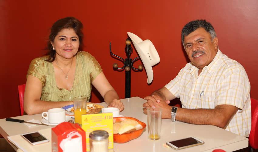 En el restaurante Mitla almorzaron Nora Ruvalcaba G&aacute;mez, promotora de la soberan&iacute;a nacional en el estado por Morena, e Hilario Galv&aacute;n, prospecto militante de Morena 