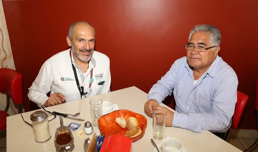 Juan Manuel S&aacute;nchez Gonz&aacute;lez, docente del ICA, y Filiberto Morales, comisario de Artes del Estado de Puebla desayunaron en el restaurante Mitla 