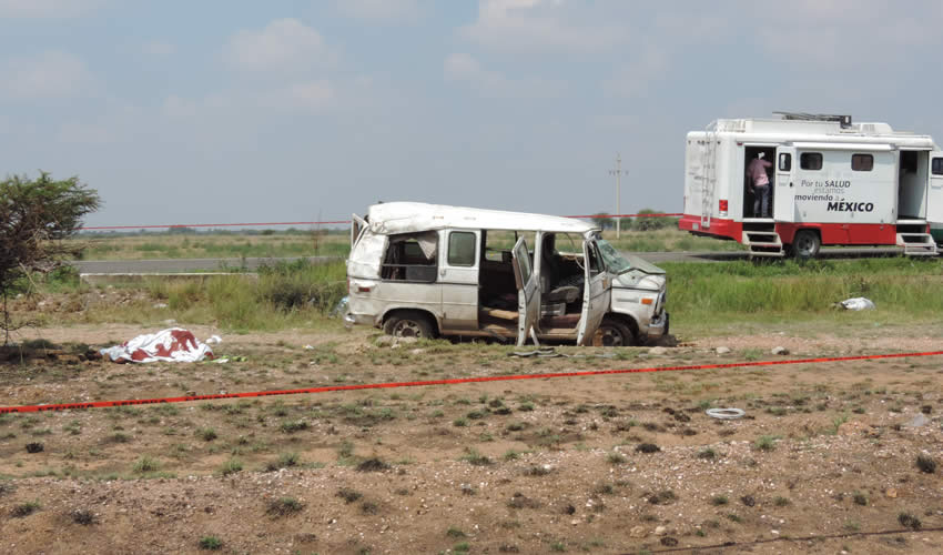 En la imagen se aprecia el cadáver de Juan Santos, cubierto con una sábana blanca, y la camioneta siniestrada