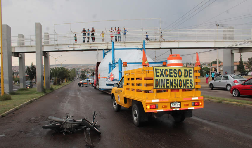 La jaca de acero de José Roberto Rodríguez de Lira quedó junto a la camioneta que abanderaba a un tráiler